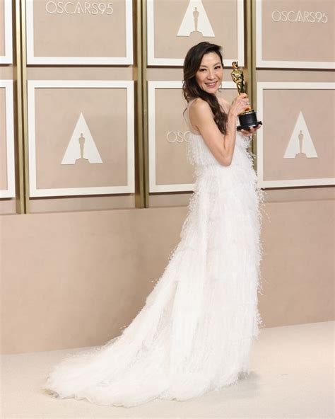 vestito dior con piume|Vestito bianco degli Oscar 2023: il vestito Dior di Michelle Yeoh.